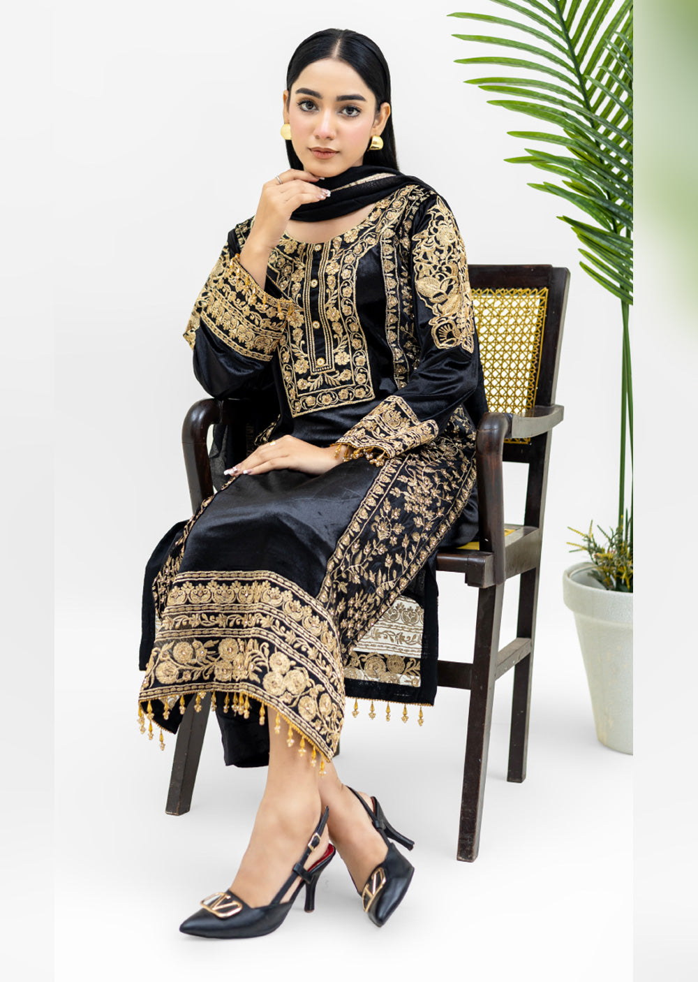 ROZ-01-R - Readymade - Rangz Luxury winter Velvet Suit 2025 - Memsaab Online