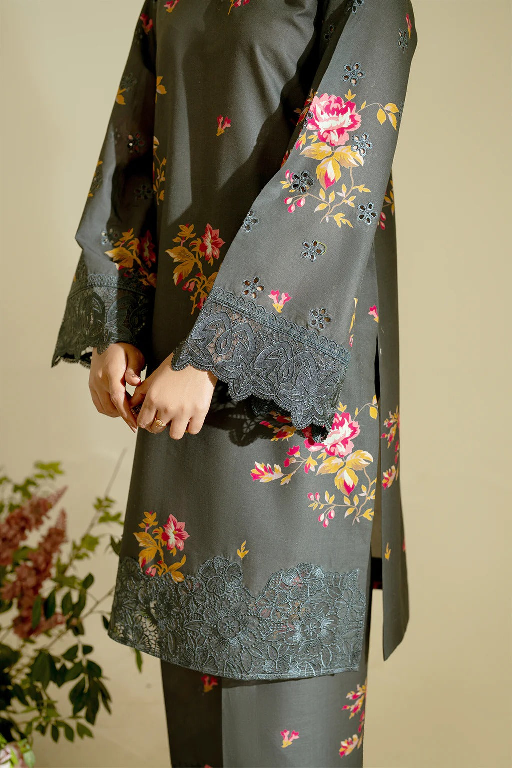 IFE-UE-452-Iznik Printed Lawn Edition 2025 - Memsaab Online