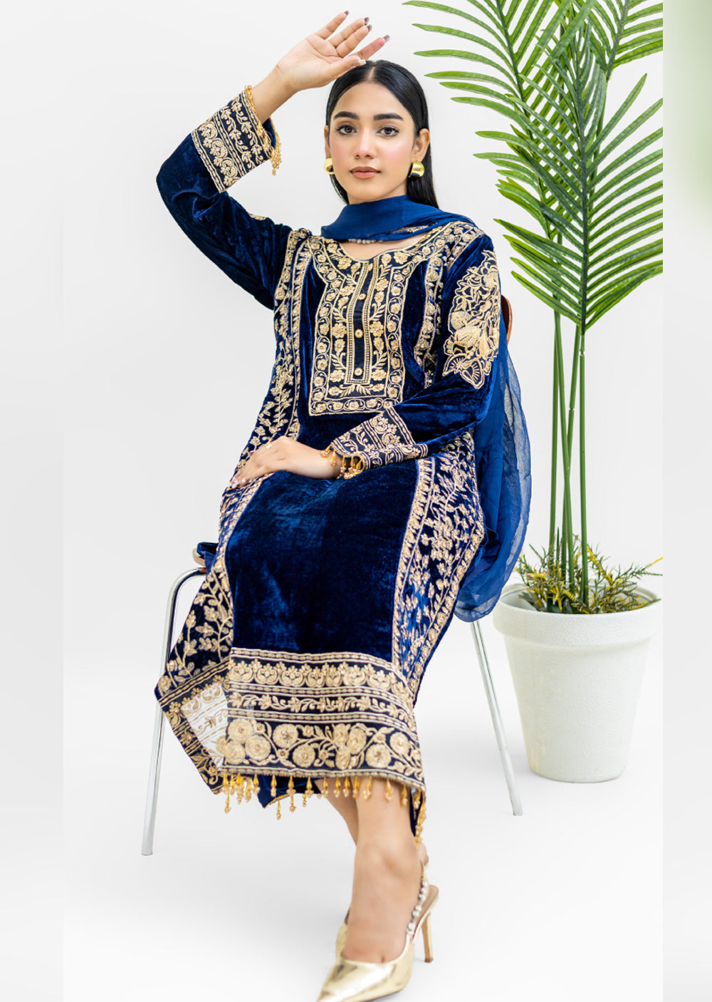 ROZ-01-R - Readymade - Rangz Luxury winter Velvet Suit 2025 - Memsaab Online