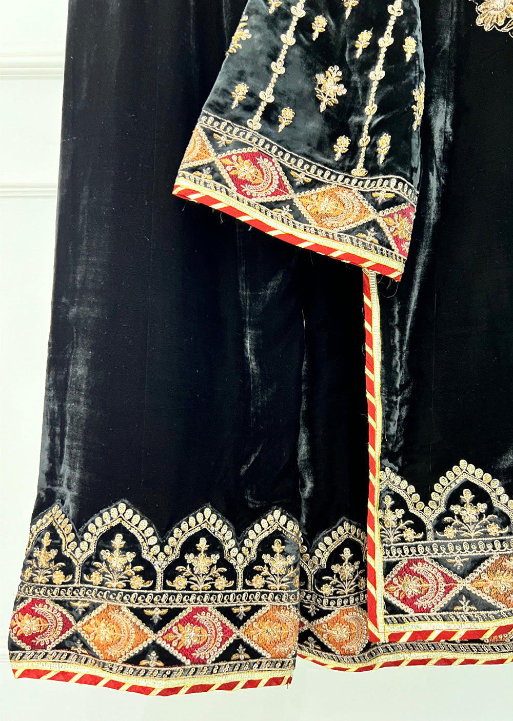 RK6102 - Black Readymade Velvet Suit - Memsaab Online